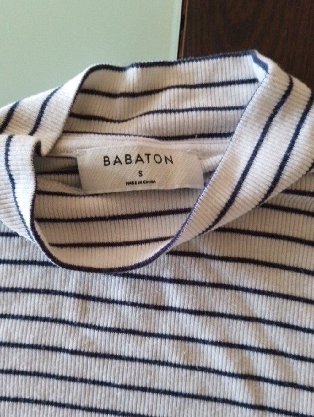 Aritzia Babaton Mock Neck Ribbed Top short Sleeves Striped  Size Small - Picture 2 of 9